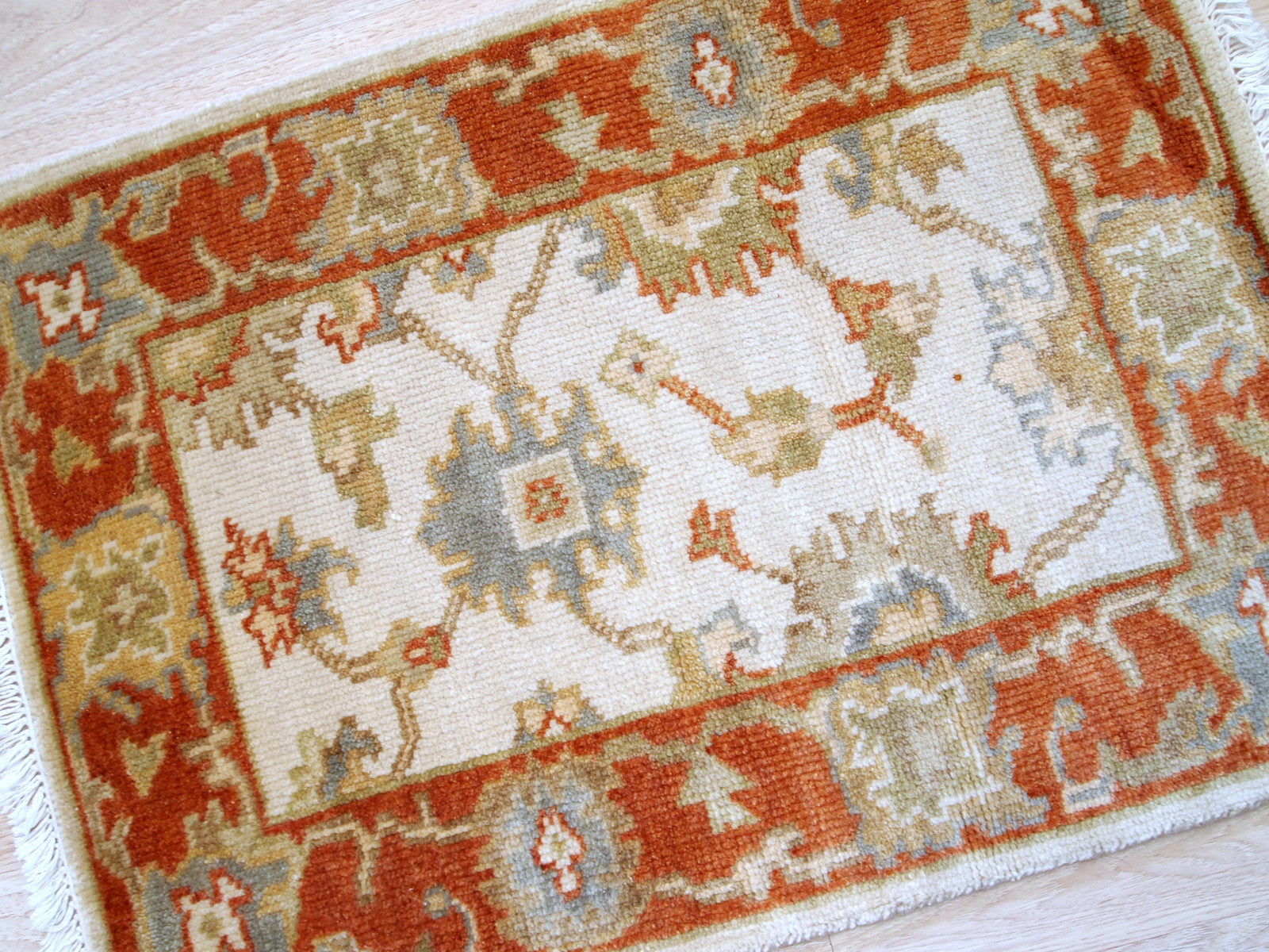 Handmade vintage Indo-Mahal mat in wool. The rug is from the end of 20th century in original good condition.