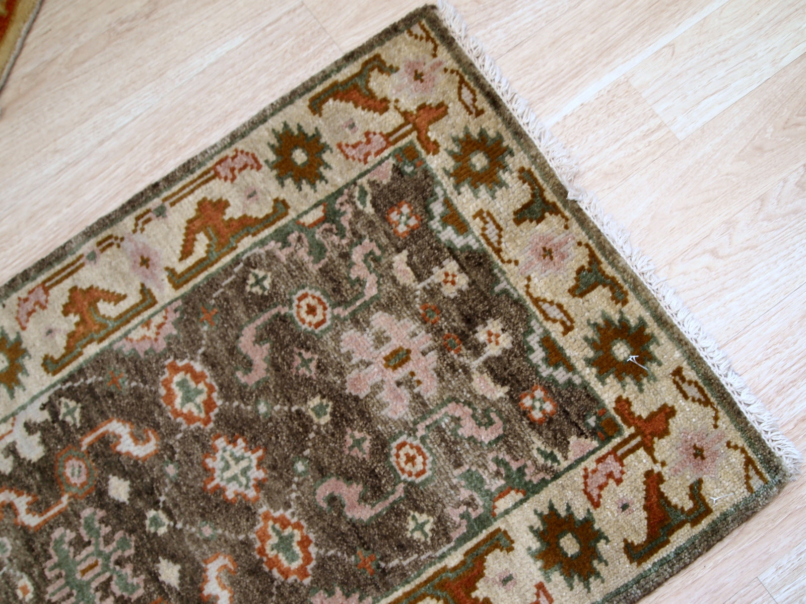 Handmade vintage Indo-Mahal mat in wool. The rug is from the end of 20th century in original good condition.