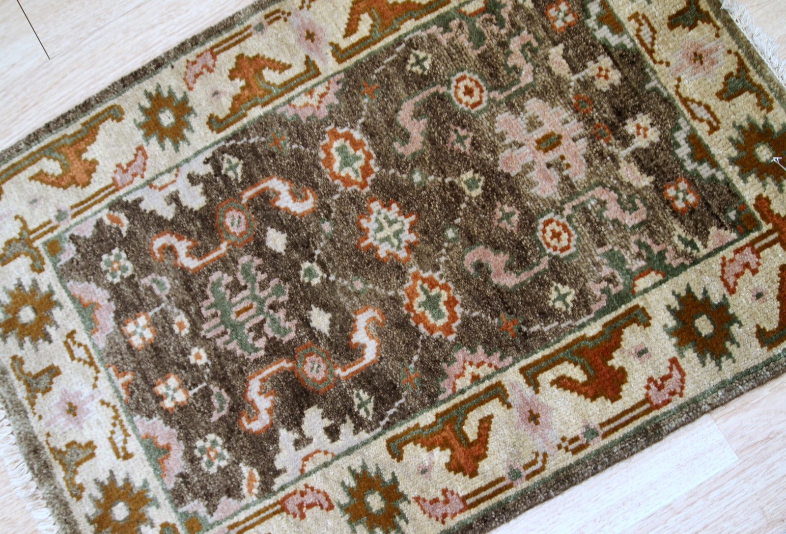 Handmade vintage Indo-Mahal mat in wool. The rug is from the end of 20th century in original good condition.