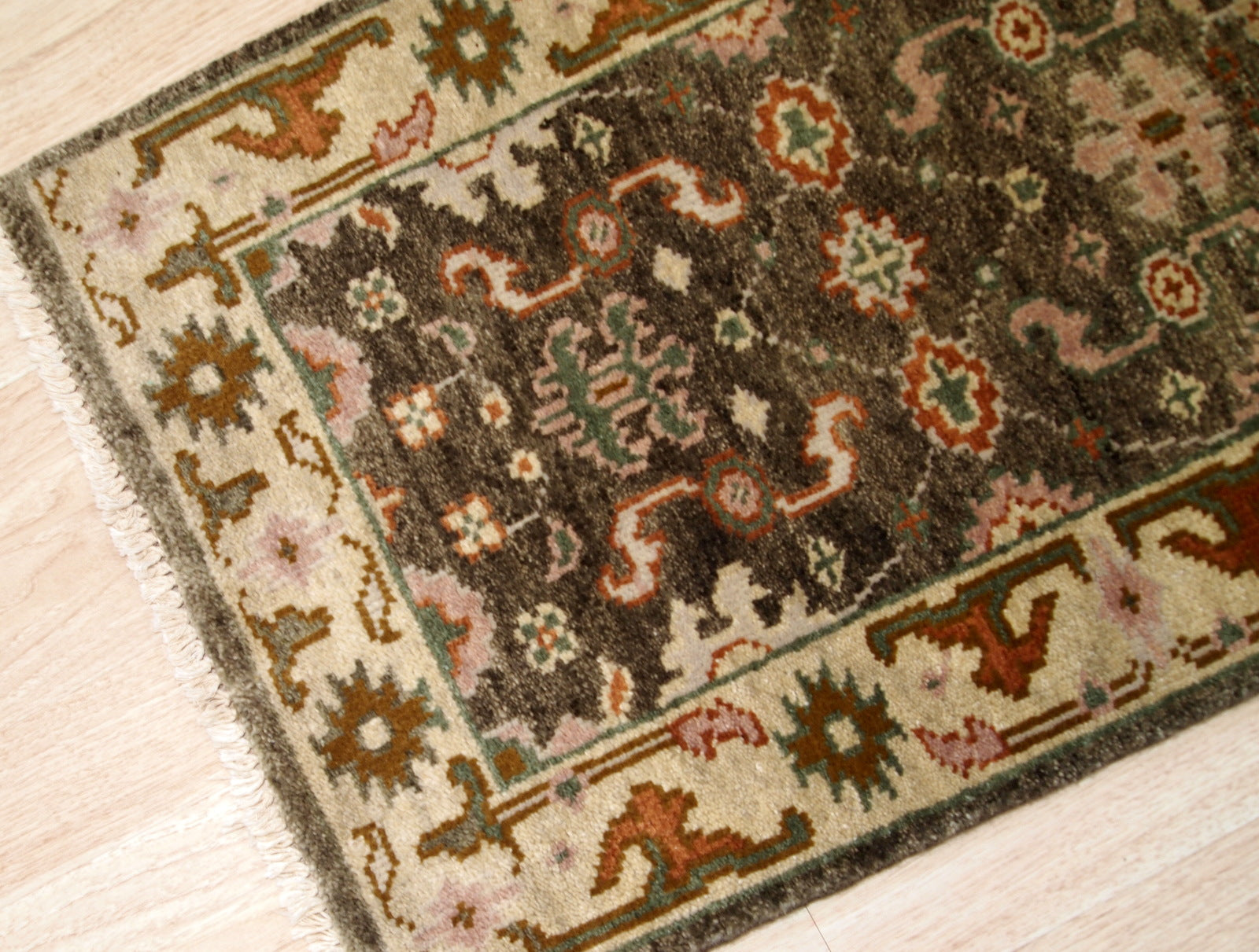 Handmade vintage Indo-Mahal mat in wool. The rug is from the end of 20th century in original good condition.