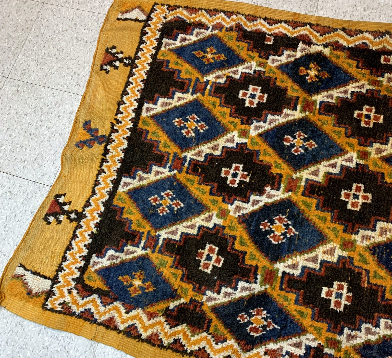 Handmade antique Berber rug from Morocco in original good condition. The rug is in geometric design from the end of 19th century.