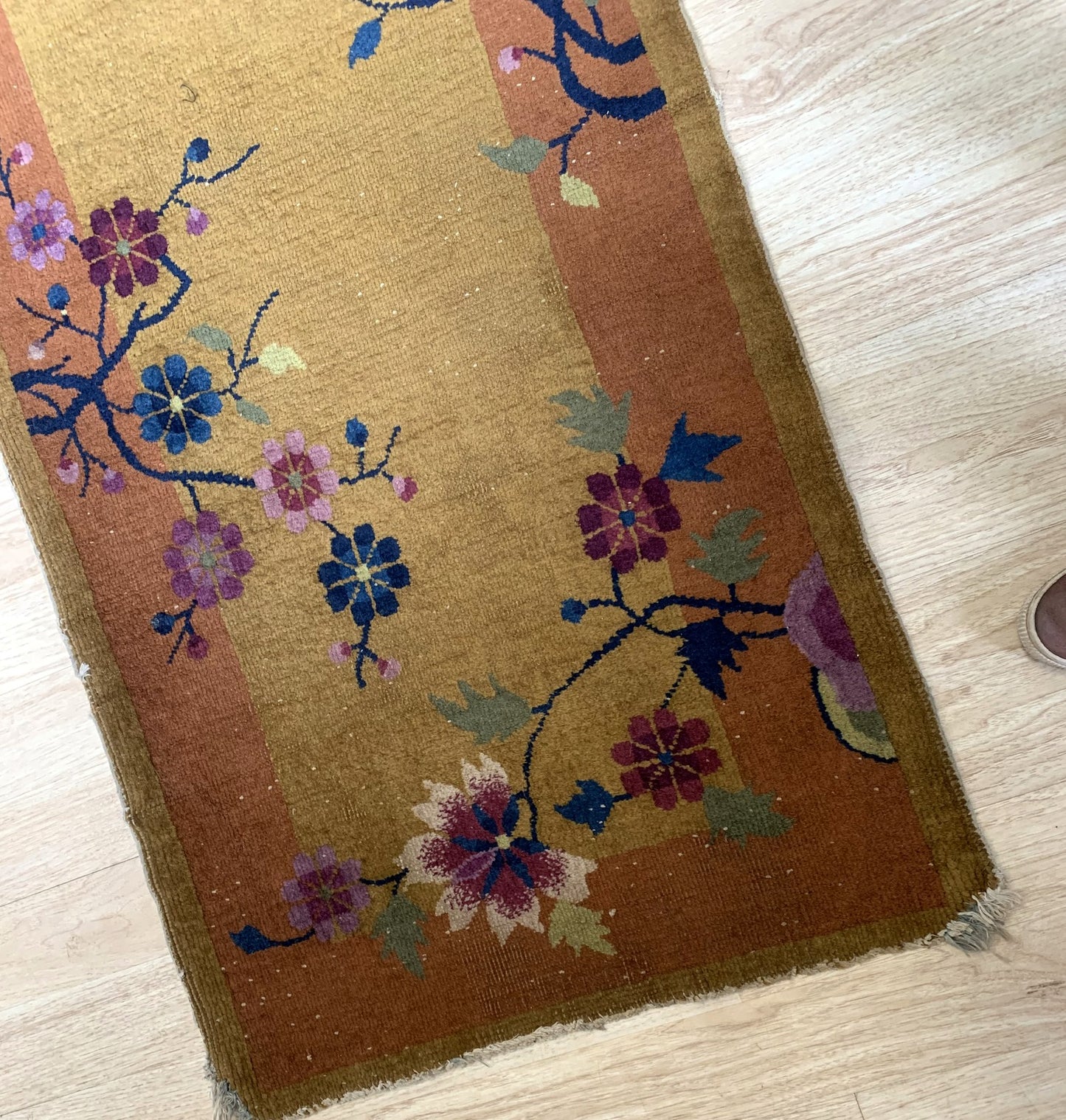 Handmade antique Art Deco Chinese rug in original good condition, it has some low pile. The rug is from the beginning of 20th century. 