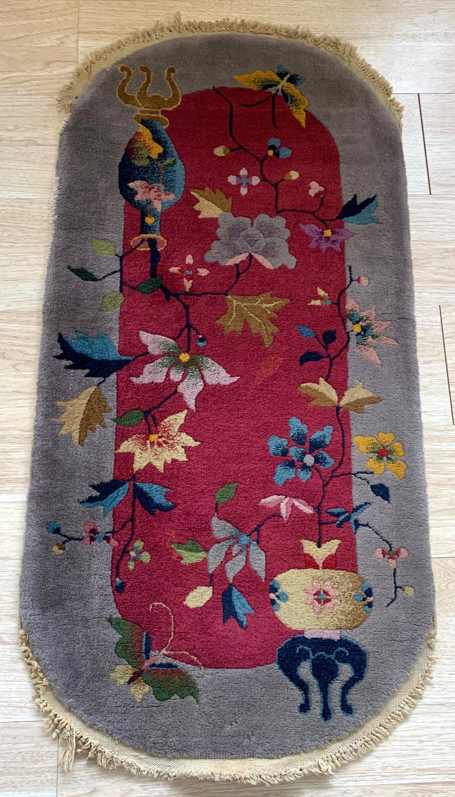 Handmade antique Art Deco Chinese oval rug in original good condition. The rug is from the beginning of 20th century.