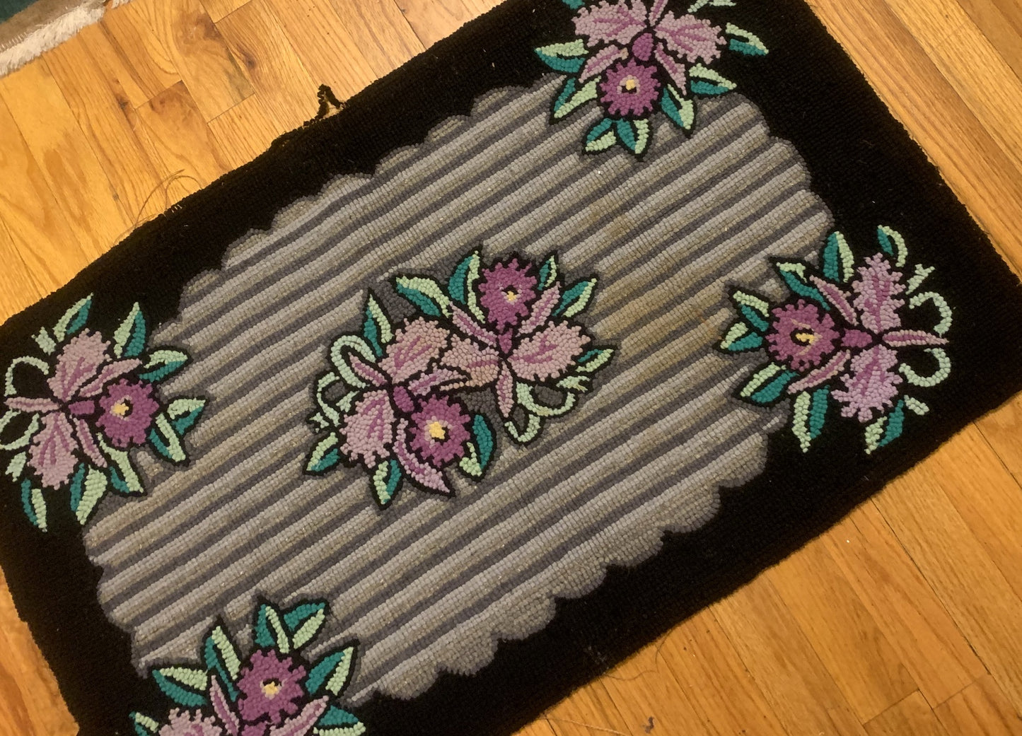 Handmade antique American Hooked rug 1910s