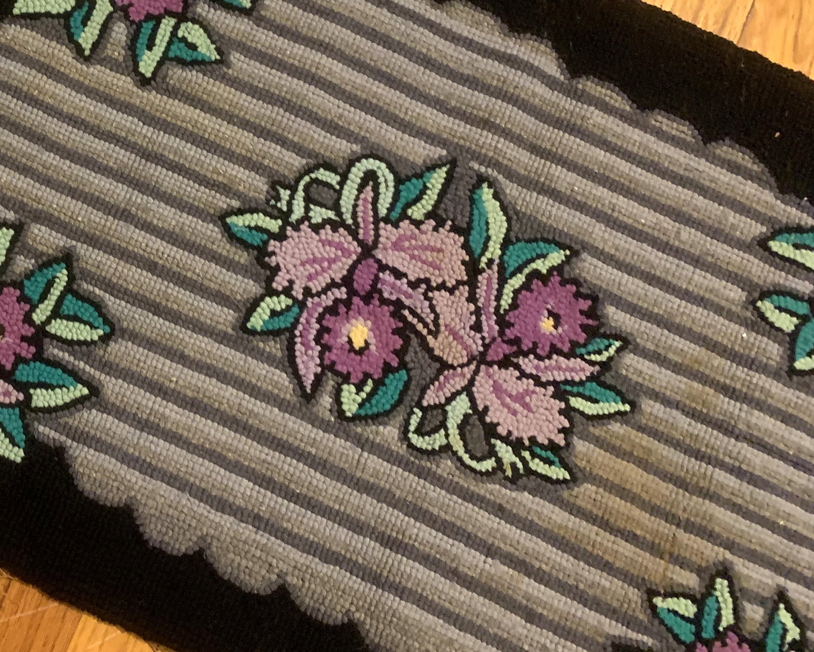 Handmade antique American Hooked rug in floral design. The rug is from the beginning of 20th century in good condition. 