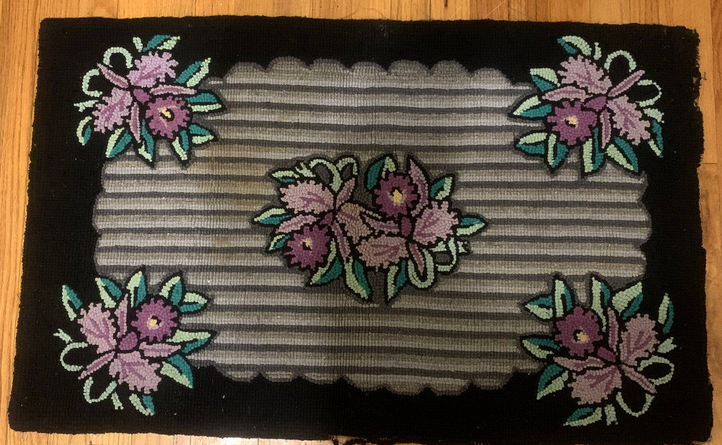 Handmade antique American Hooked rug in floral design. The rug is from the beginning of 20th century in good condition. 