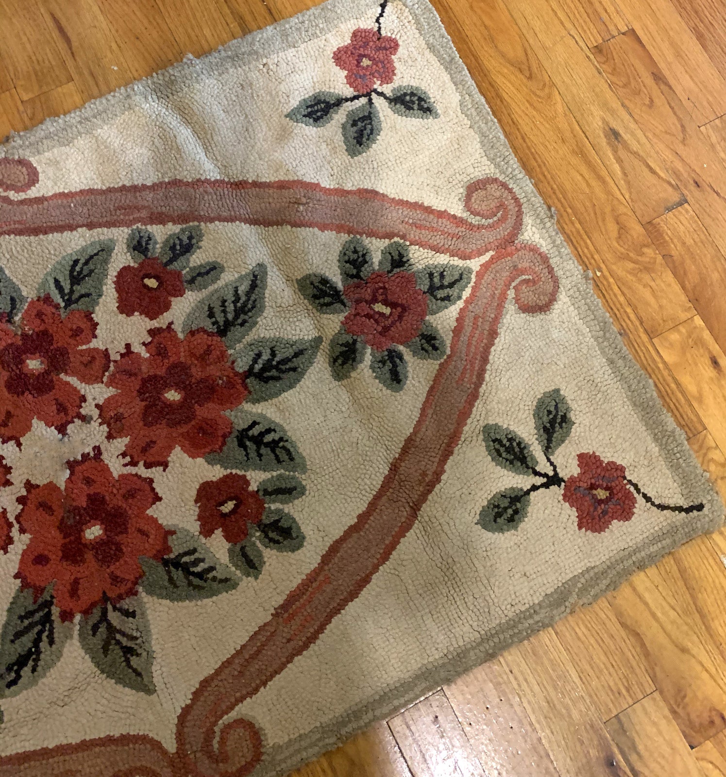 Handmade antique American Hooked rug in floral design. The rug is from the beginning of 20th century in good condition, it has been restored. 