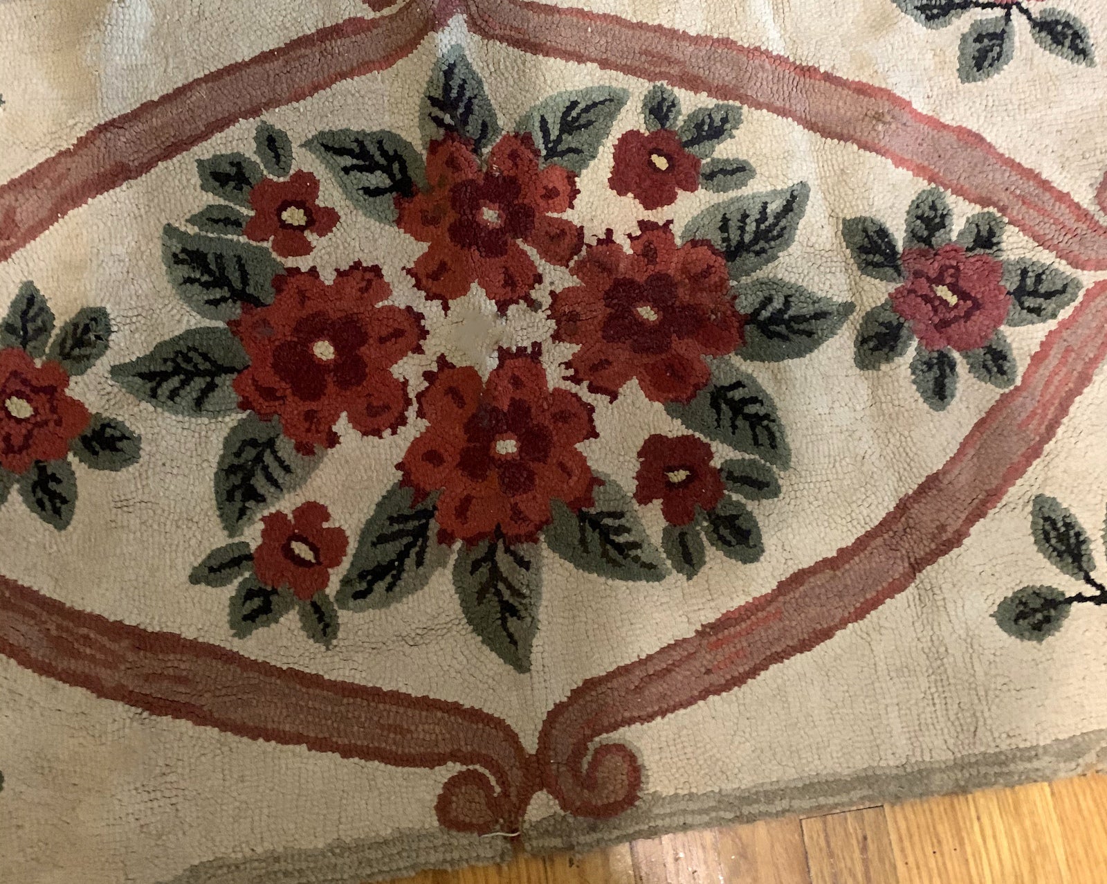 Handmade antique American Hooked rug in floral design. The rug is from the beginning of 20th century in good condition, it has been restored. 