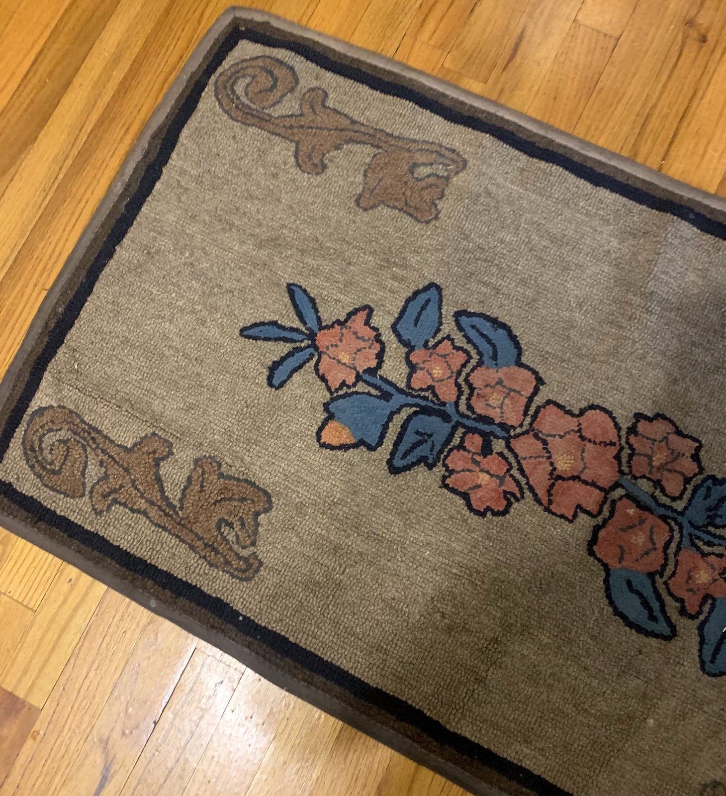 Handmade antique American Hooked rug in floral design. The rug is from the beginning of 20th century in original good condition. 