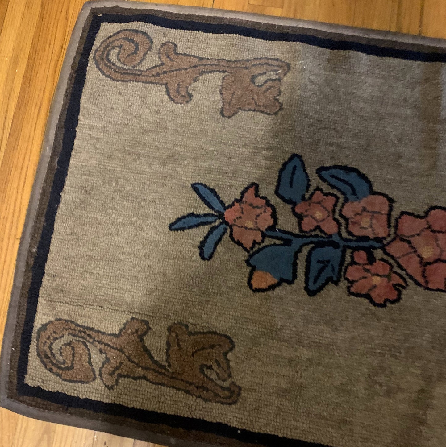 Handmade antique American Hooked rug in floral design. The rug is from the beginning of 20th century in original good condition. 