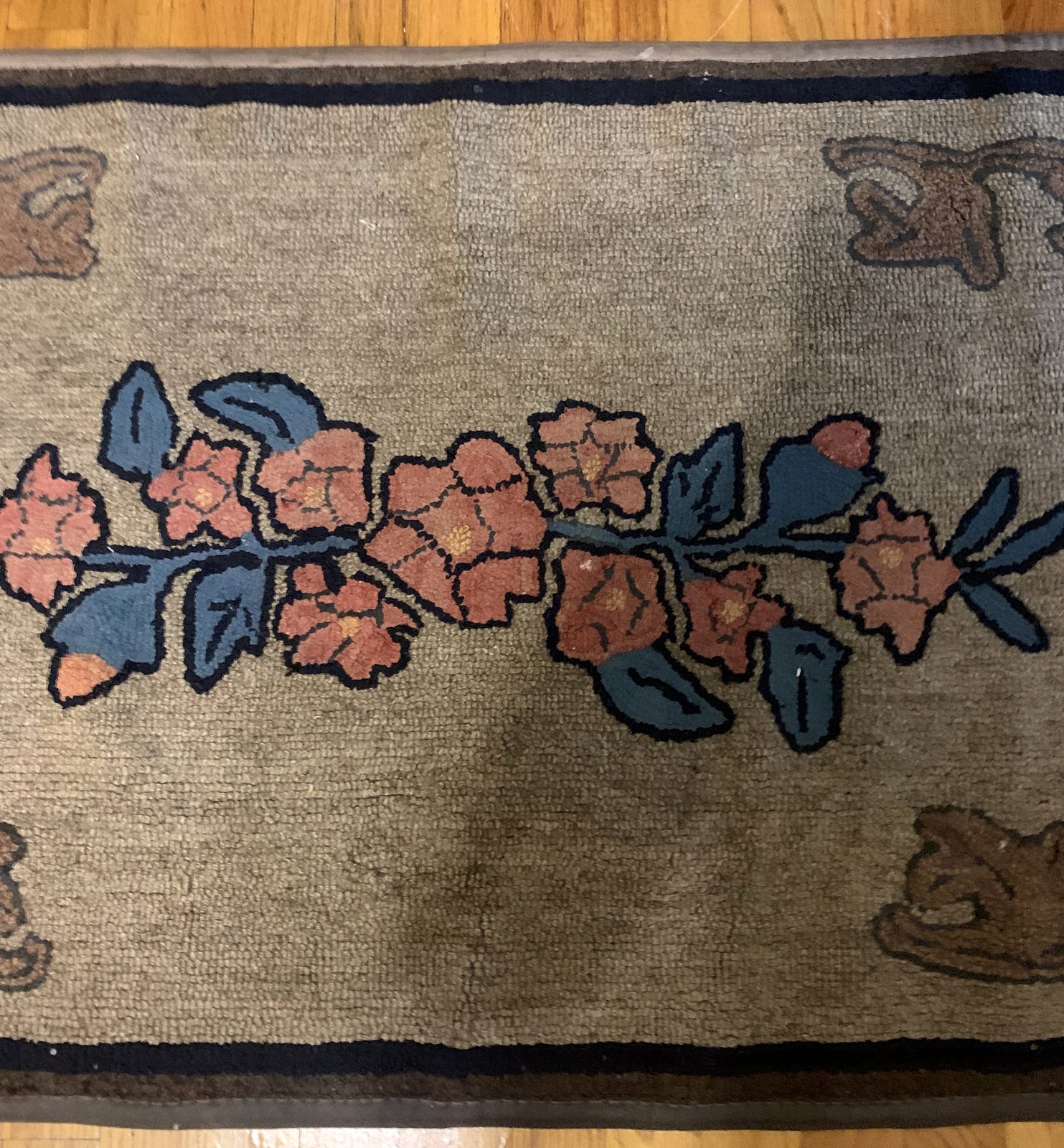 Handmade antique American Hooked rug in floral design. The rug is from the beginning of 20th century in original good condition. 