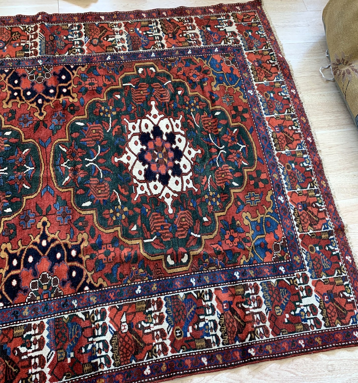 Handmade antique Middle Eastern Bakhtiari rug in original good condition. The rug is from the beginning of 20th century.