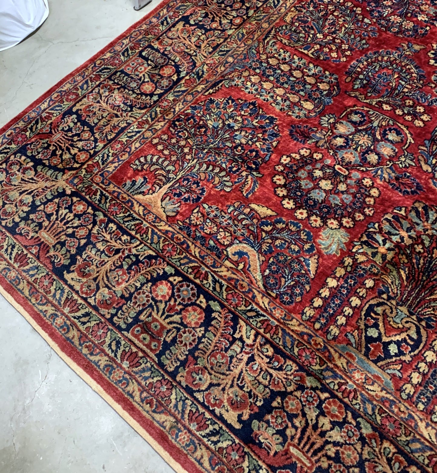 Handmade antique Persian Sarouk rug 1920s
