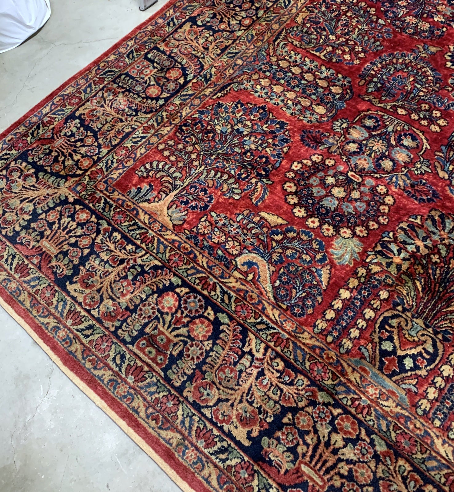 Handmade antique Persian Sarouk rug 1920s