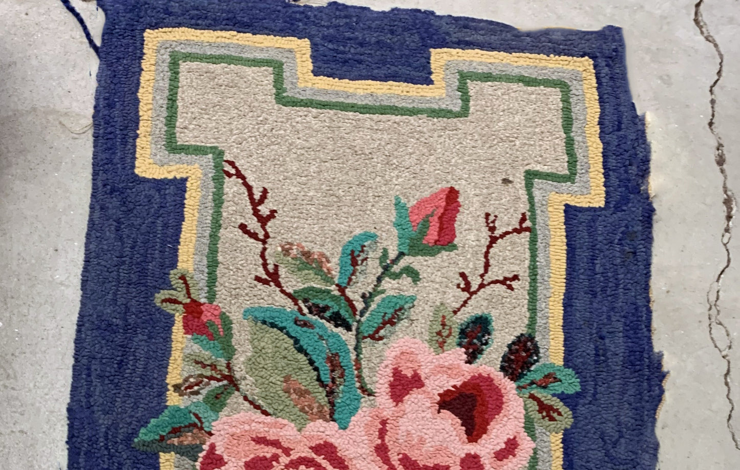 Handmade antique American Hooked rug 1920s