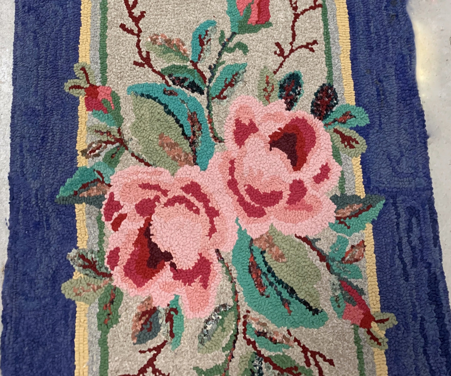 Handmade antique American Hooked rug in beige and purple shades. The rug is from the beginning of 20th century in good condition, the rug has some restaurations.
