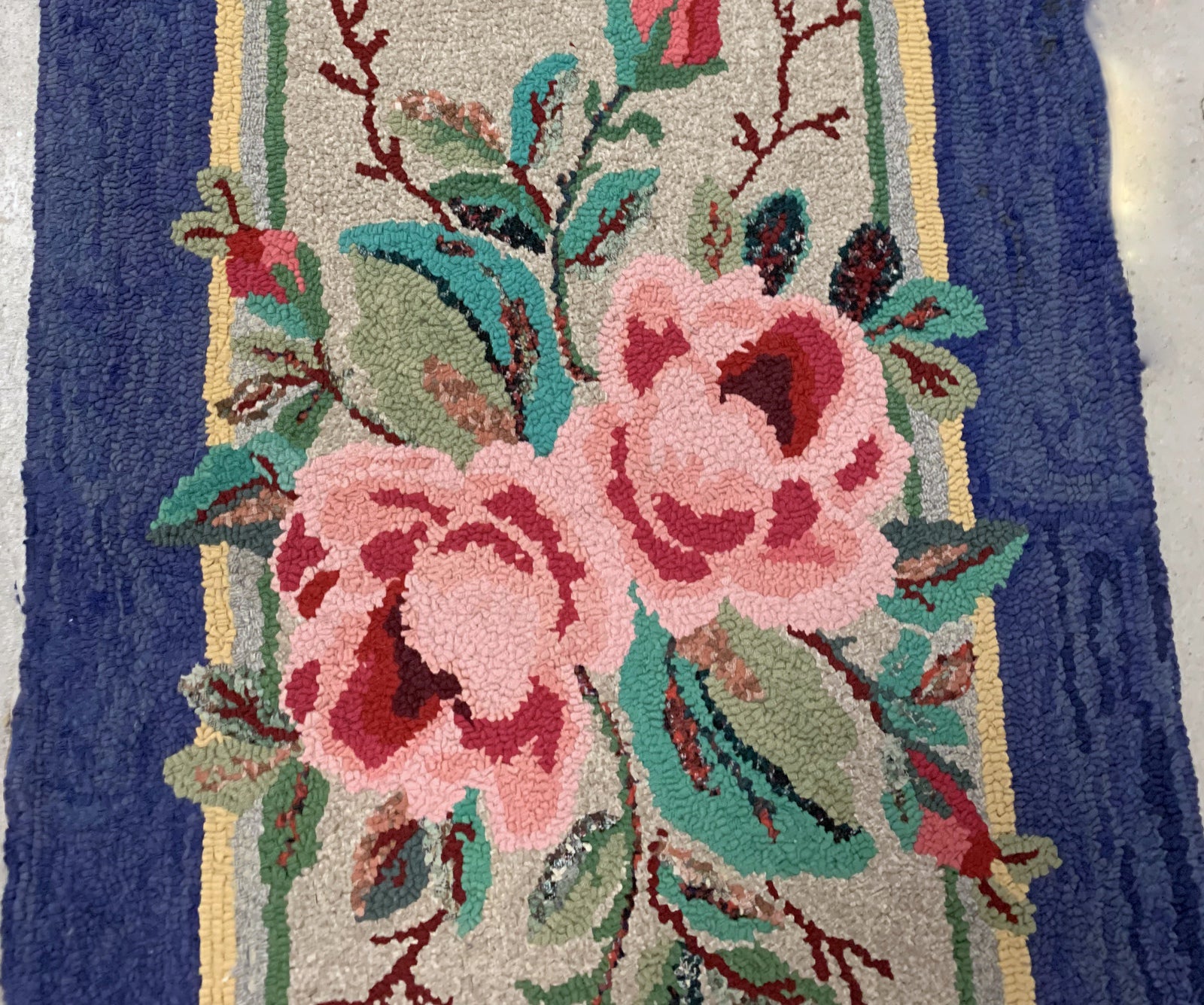 Handmade antique American Hooked rug in beige and purple shades. The rug is from the beginning of 20th century in good condition, the rug has some restaurations.