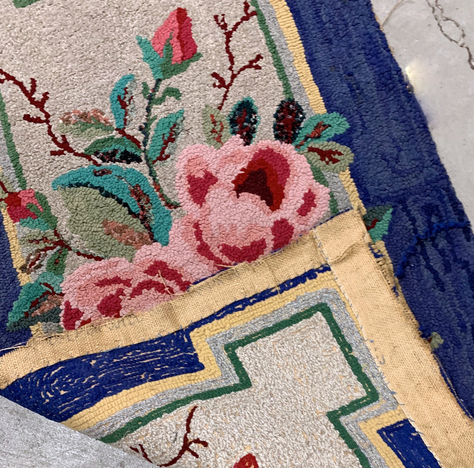 Handmade antique American Hooked rug in beige and purple shades. The rug is from the beginning of 20th century in good condition, the rug has some restaurations.