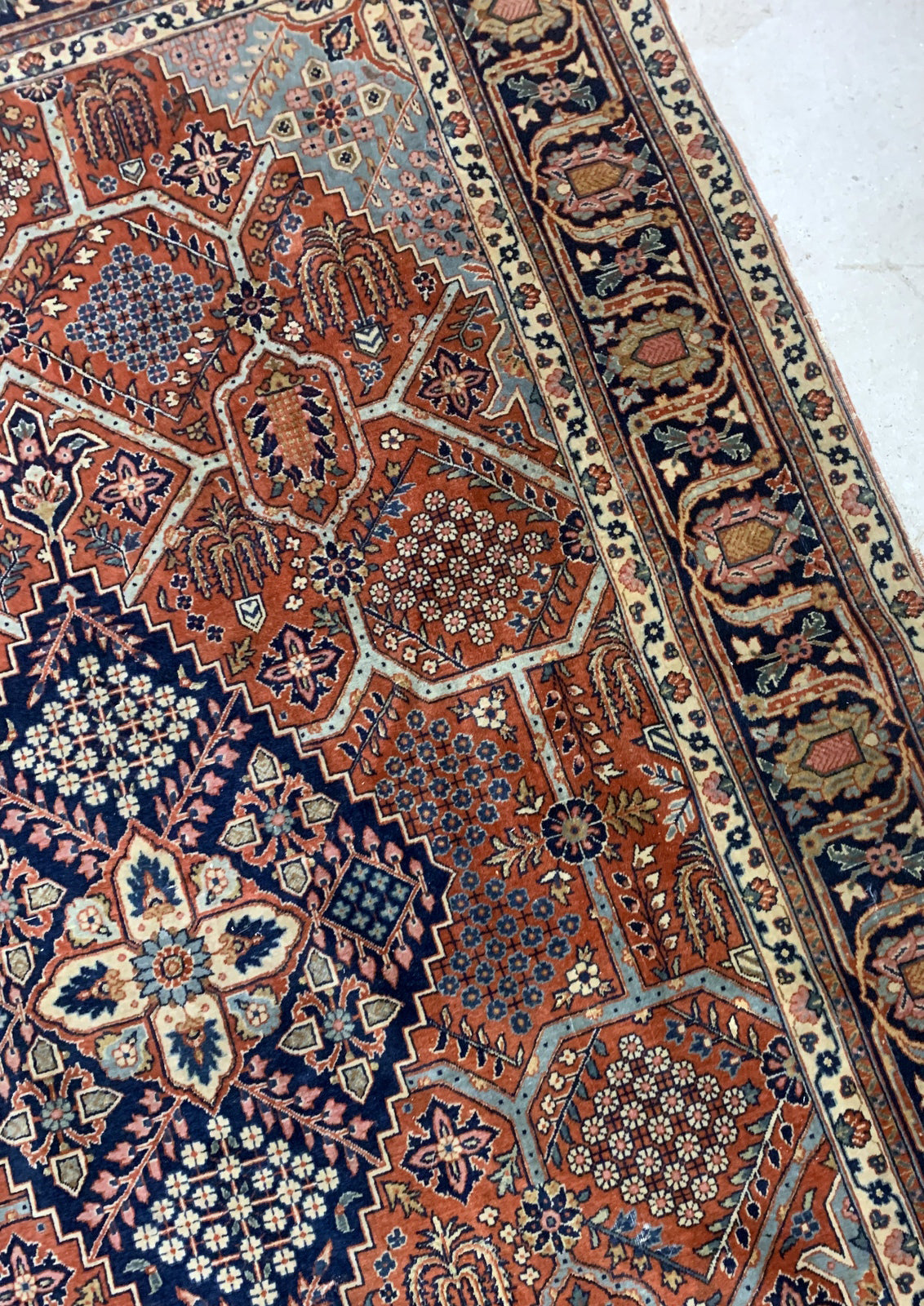 Handmade antique Persian Jozan rug in traditional design with large medallion. The rug is from the beginning of 20th century in good condition. All dyes are natural.