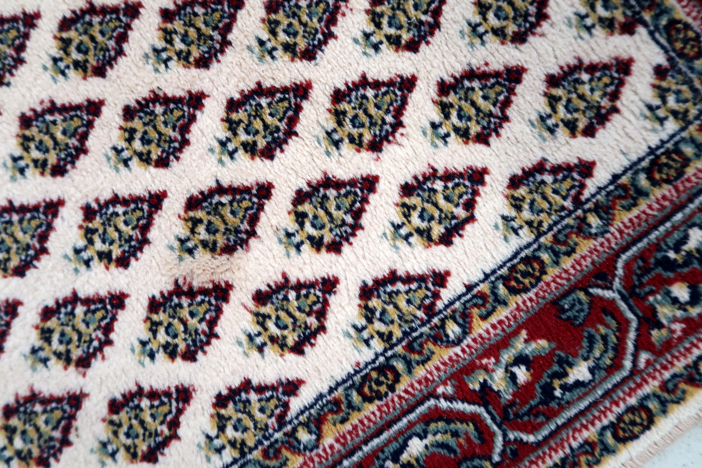 Vintage rug from Italy made in Persian Seraband design. The rug is in original good condition from the end of 20th century. It is machine made piece.
