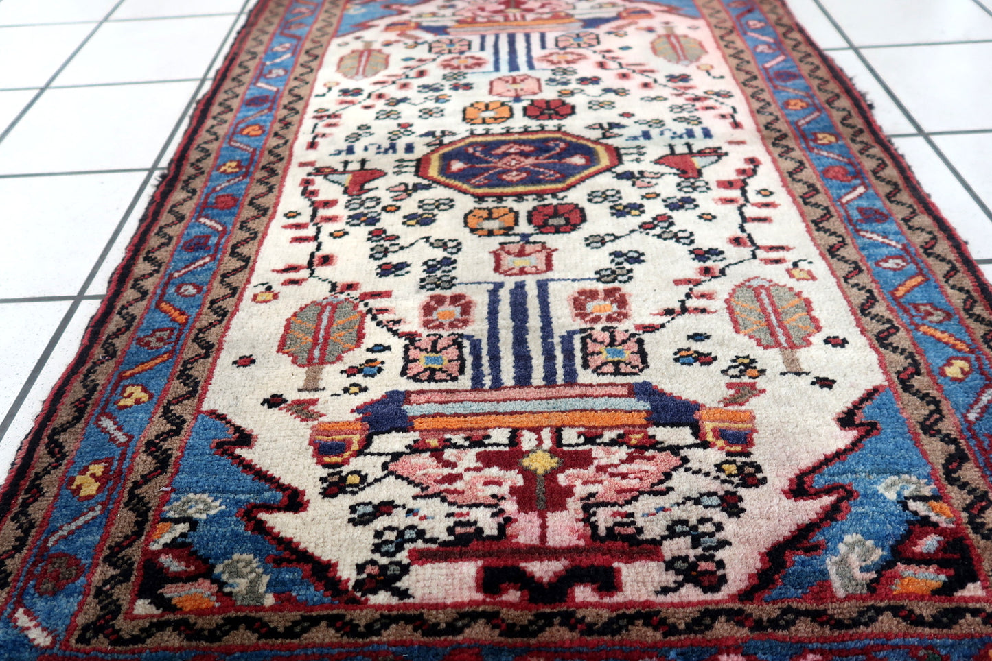 Handmade vintage Persian Mahal ug in white color and with birds design. The rug is from the end of 20th century in original condition, it has some color run.