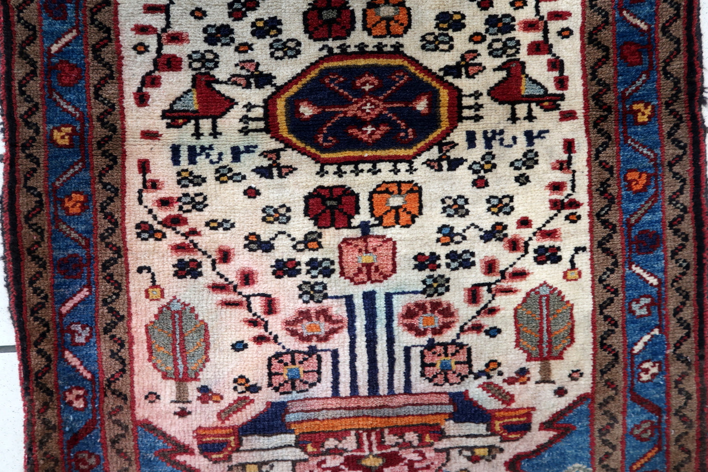 Handmade vintage Persian Mahal ug in white color and with birds design. The rug is from the end of 20th century in original condition, it has some color run.