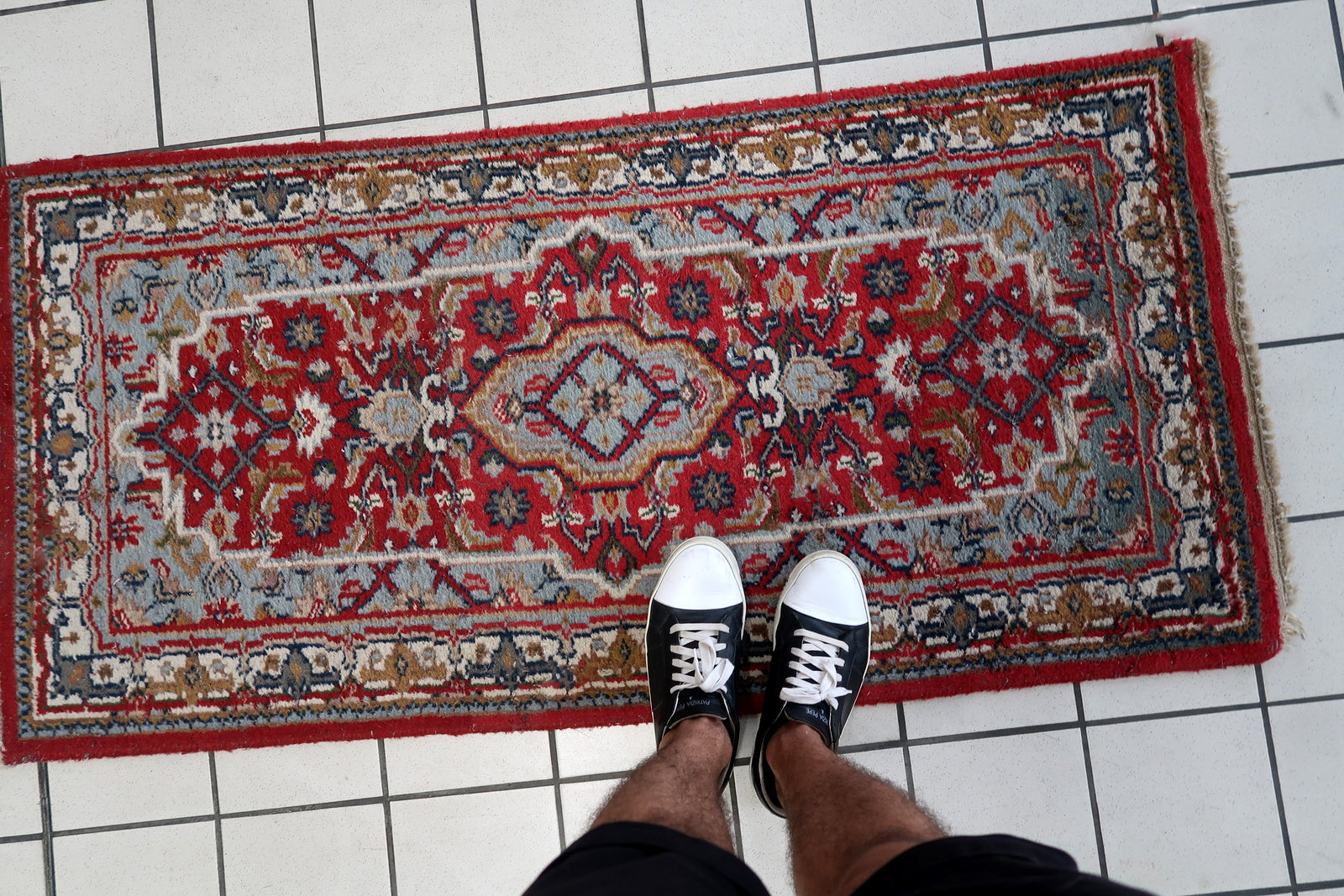 Handmade vintage Persian Hamadan rug with medallion design. The rug is in original condition from the end of 20th century, it has some signs of age.