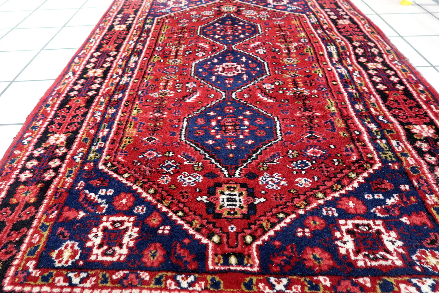Handmade vintage Persian Shiraz rug with medallion design. The rug is in original good condition from the end of 20th century.