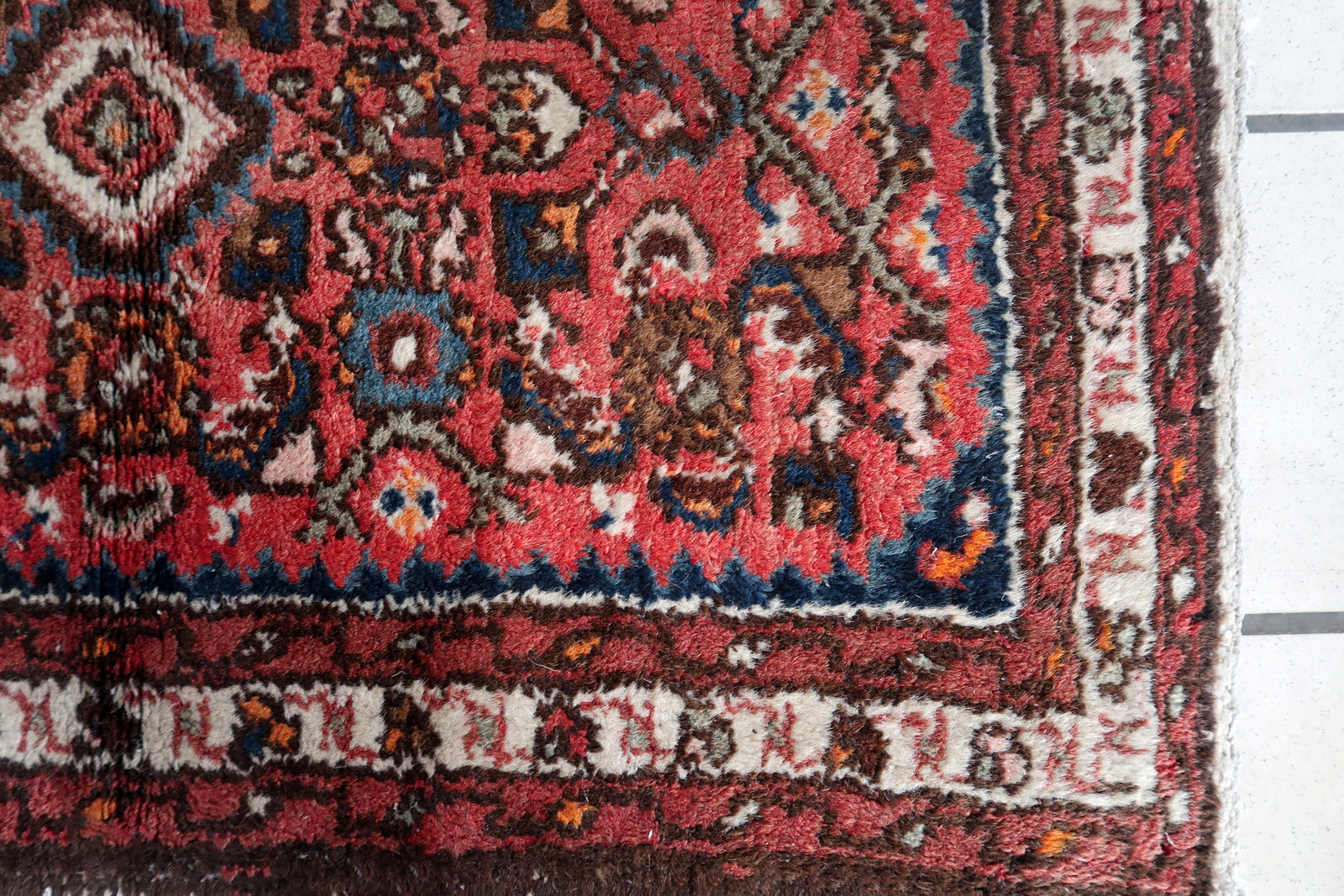 Handmade vintage Persian Hamadan rug with medallion design. The rug is in original good condition from the end of 20th century.