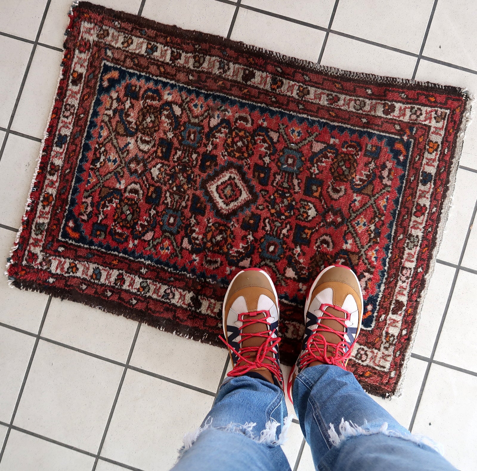 Handmade vintage Persian Hamadan rug with medallion design. The rug is in original good condition from the end of 20th century.