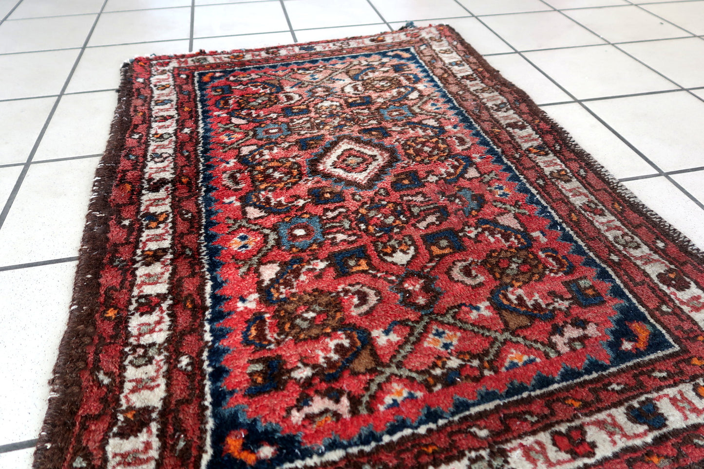 Handmade vintage Persian Hamadan rug with medallion design. The rug is in original good condition from the end of 20th century.