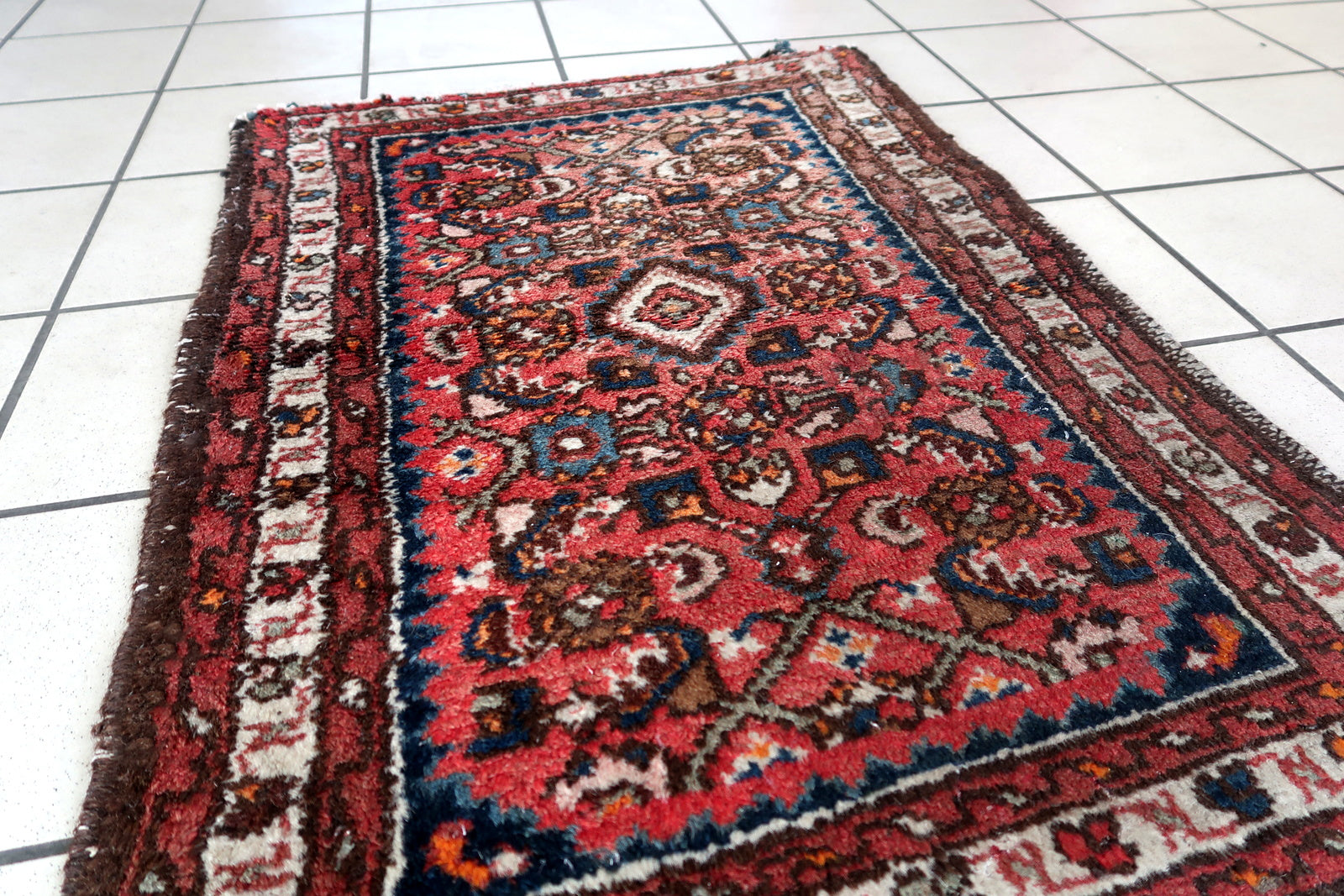 Handmade vintage Persian Hamadan rug with medallion design. The rug is in original good condition from the end of 20th century.
