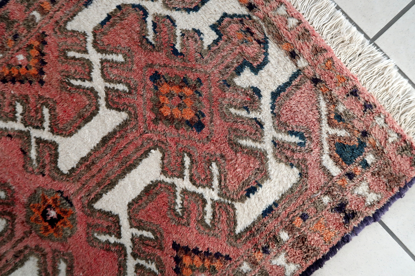 Handmade vintage Persian Hamadan rug with medallion design. The rug is in original good condition from the end of 20th century.