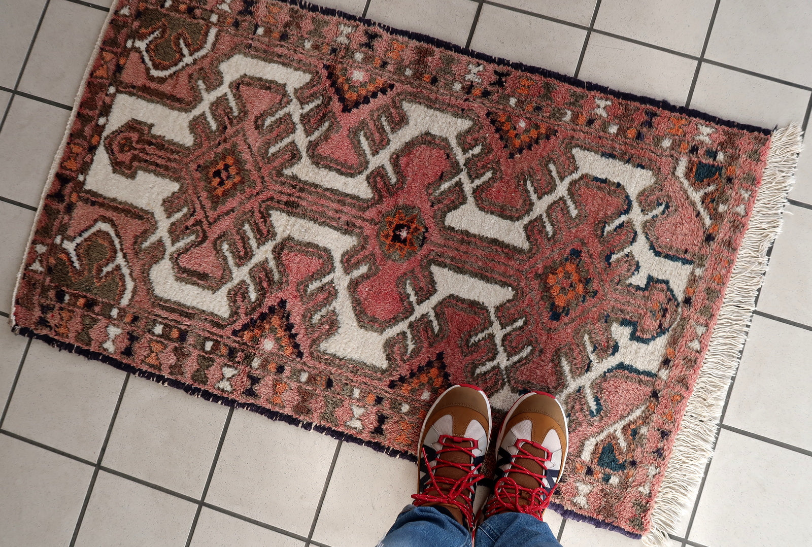 Handmade vintage Persian Hamadan rug with medallion design. The rug is in original good condition from the end of 20th century.
