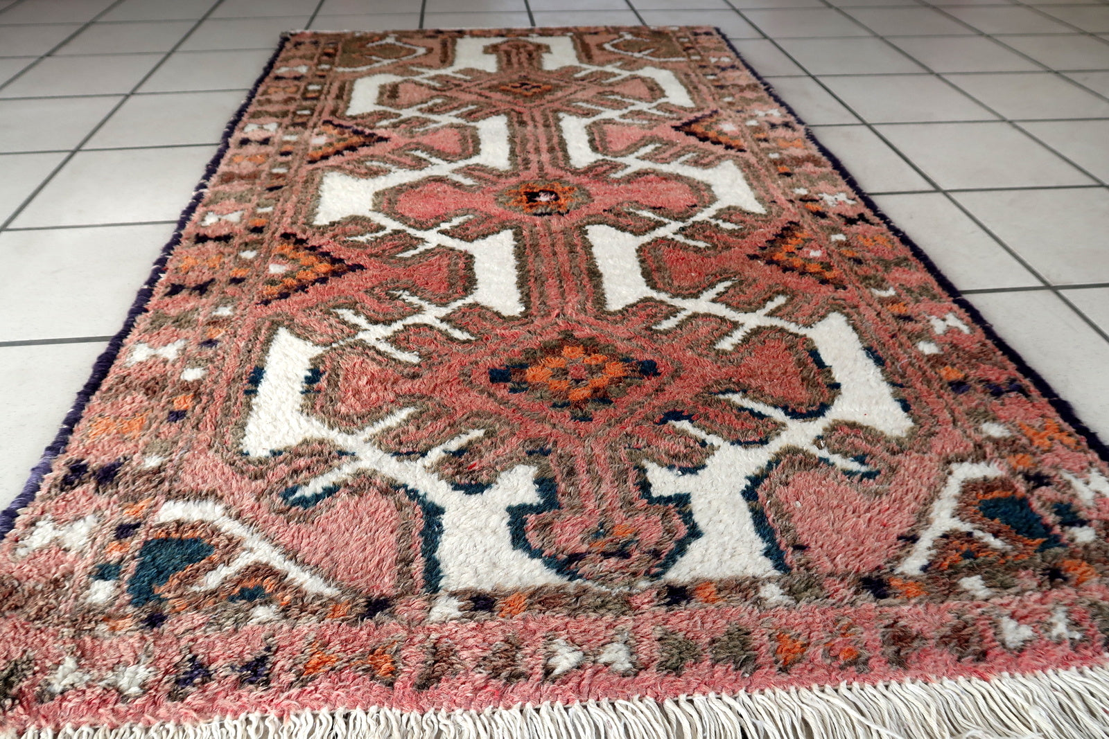 Handmade vintage Persian Hamadan rug with medallion design. The rug is in original good condition from the end of 20th century.