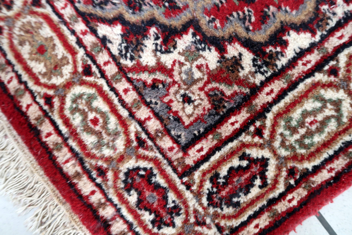 Handmade vintage Indian Seraband rug in traditional all-over design. The rug is form the end of 20th century in original good condition.