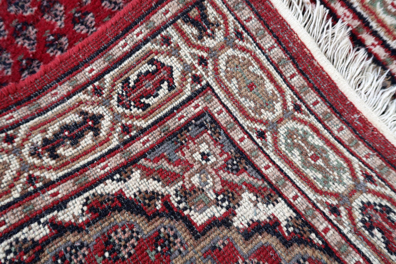 Handmade vintage Indian Seraband rug in traditional all-over design. The rug is form the end of 20th century in original good condition.