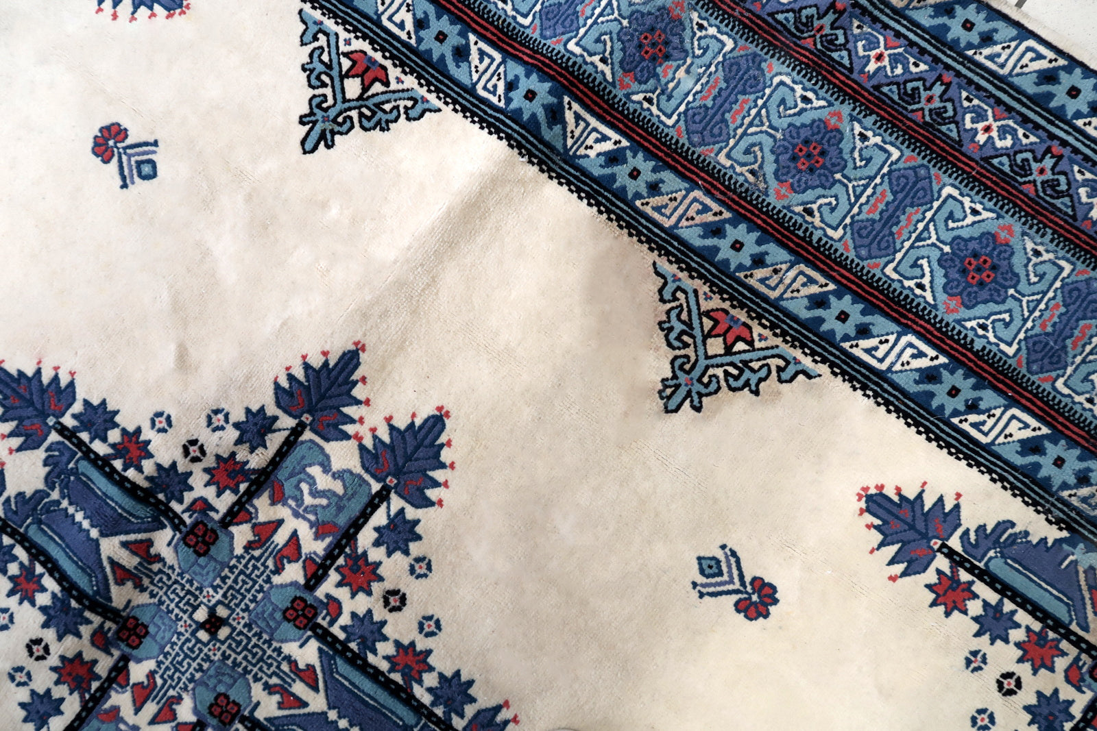 Handmade vintage Tunisian Berber rug 1970s