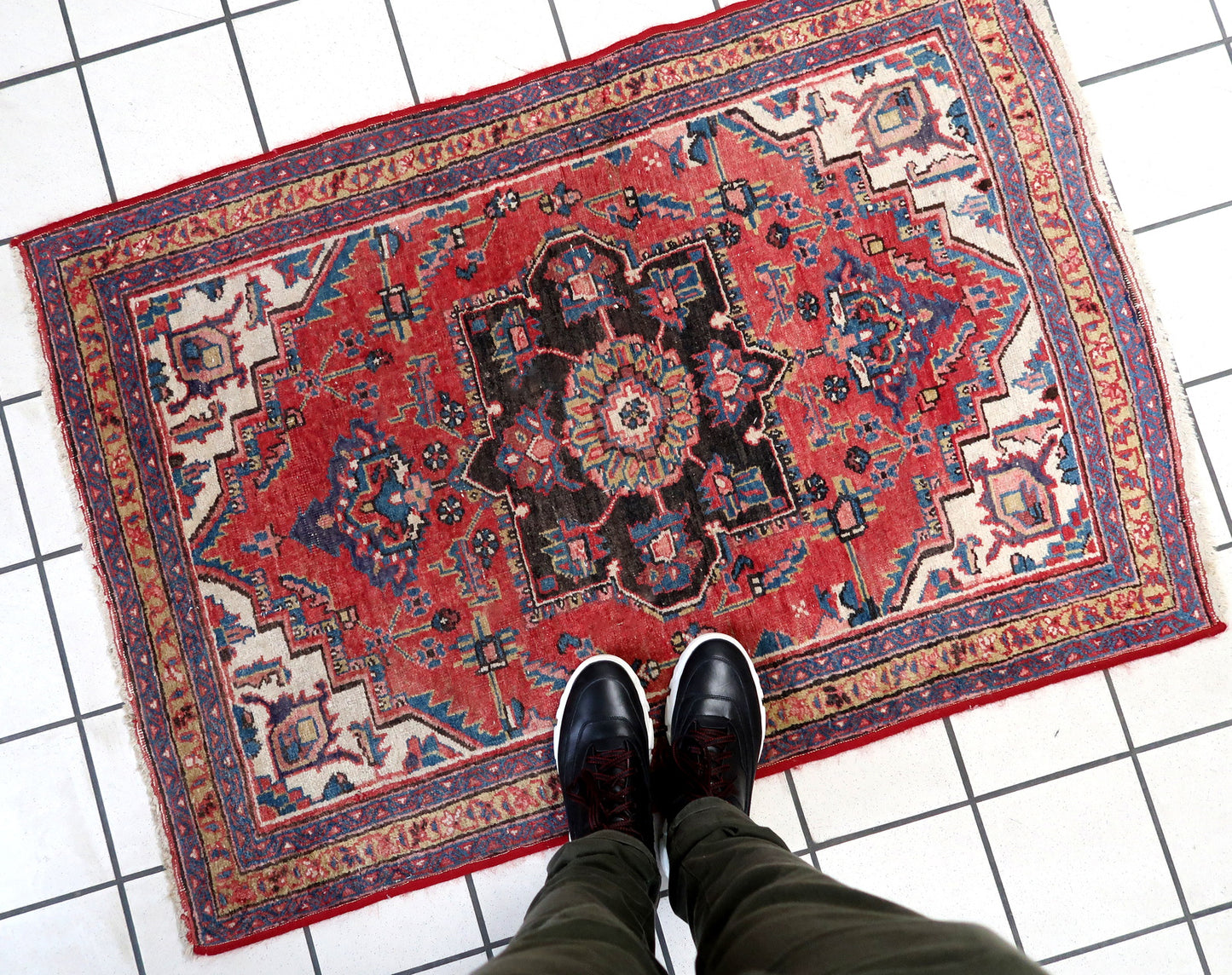 Handmade vintage Persian Hamadan rug in traditional medallion design. The rug is from the end of 20th century in original good condition.
