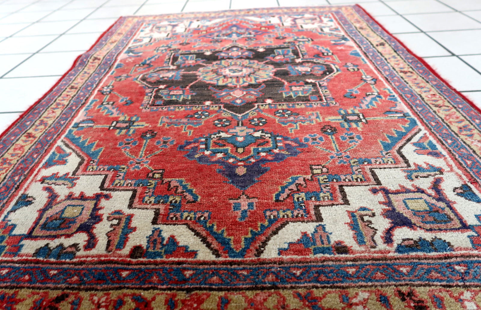 Handmade vintage Persian Hamadan rug in traditional medallion design. The rug is from the end of 20th century in original good condition.