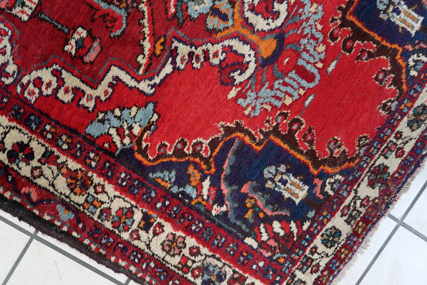 Handmade vintage Persian Hamadan rug with large medallion design and bright colors. The rug is from the end of 20th century in original good condition.
