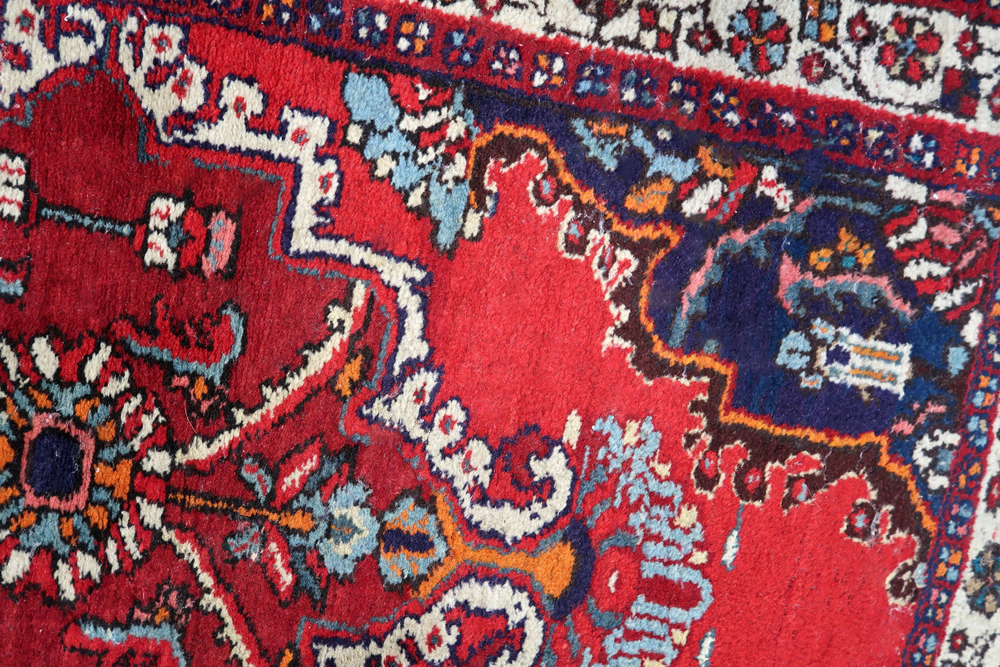 Handmade vintage Persian Hamadan rug with large medallion design and bright colors. The rug is from the end of 20th century in original good condition.