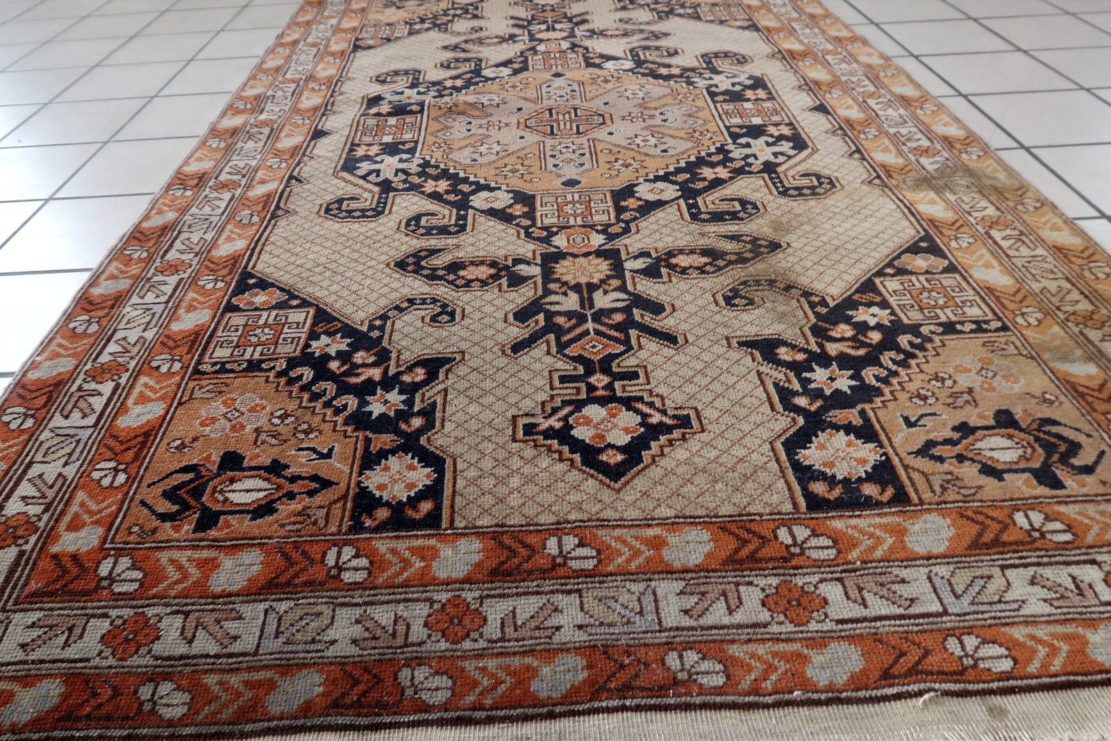 Handmade vintage Turkish Sivas rug in large medallion design. The rug is from the middle of 20th century in original good condition.