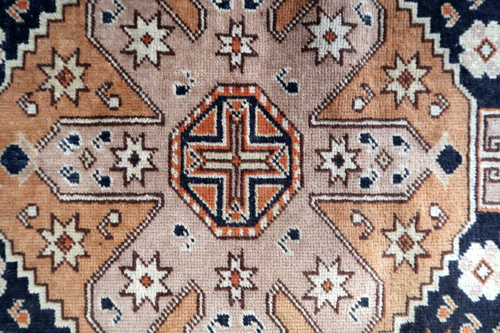 Handmade vintage Turkish Sivas rug in large medallion design. The rug is from the middle of 20th century in original good condition.