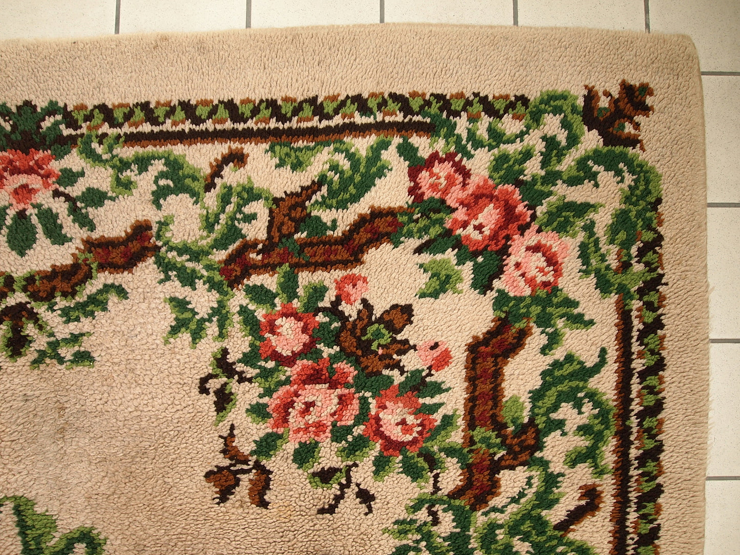 Detailed Floral Medallion in Green and Red