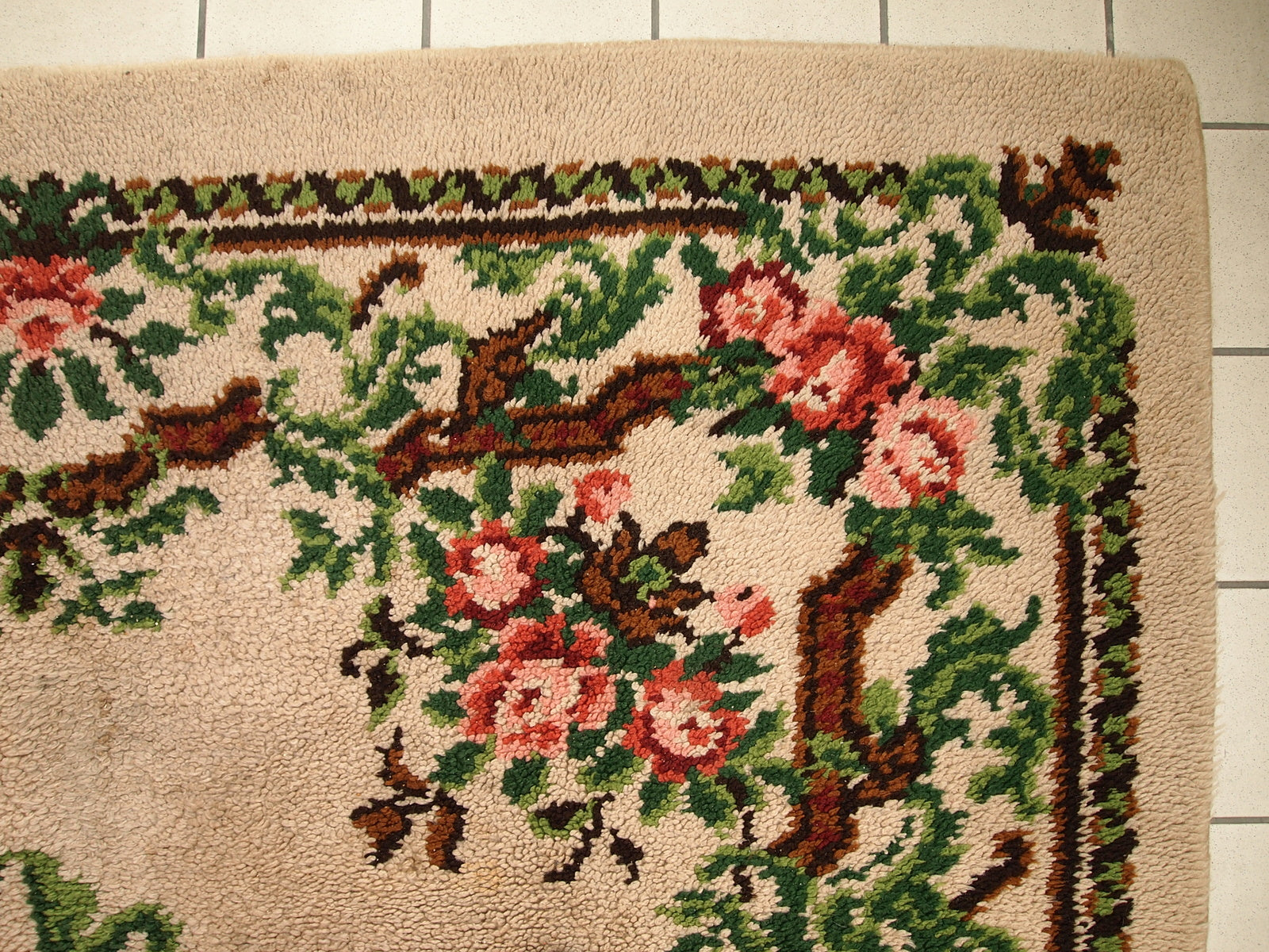 Detailed Floral Medallion in Green and Red