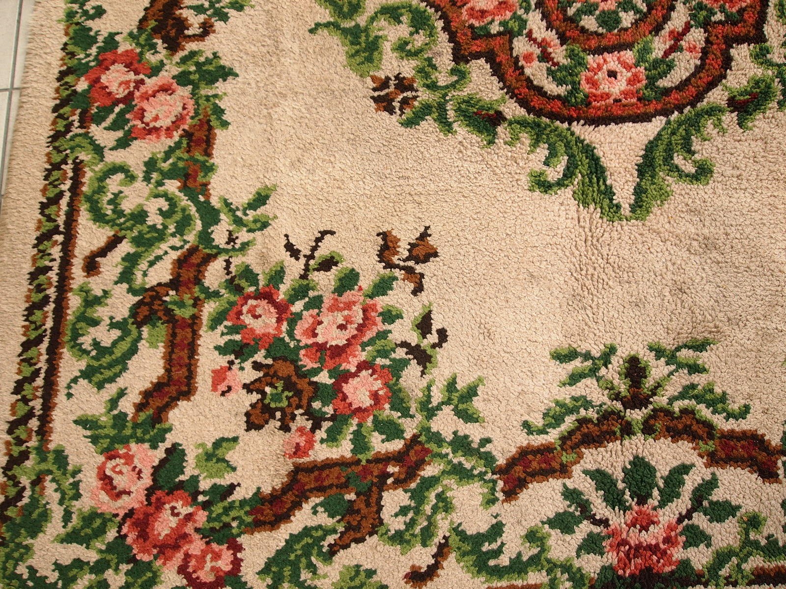 Elegant Garden Pattern in Wool