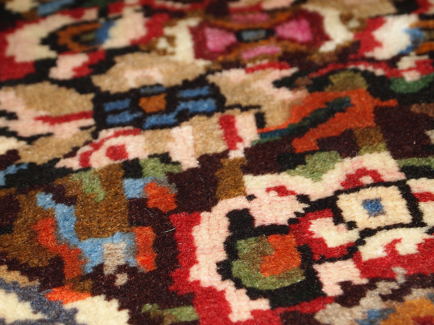 Handmade vintage Persian Bakhtiari rug 3.7' x 4.9' (114cm x 152cm) 1970s - 1C315