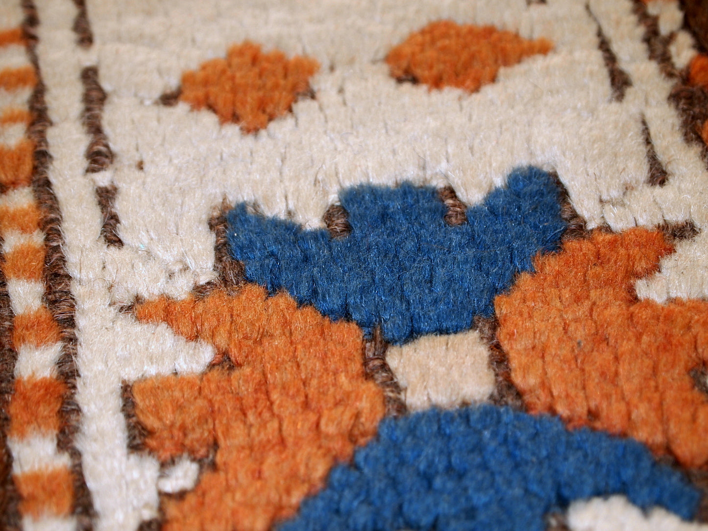 Handmade vintage Caucasian Kazak rug 4.2' x 5.6' (130cm x 170cm) 1970s - 1C324