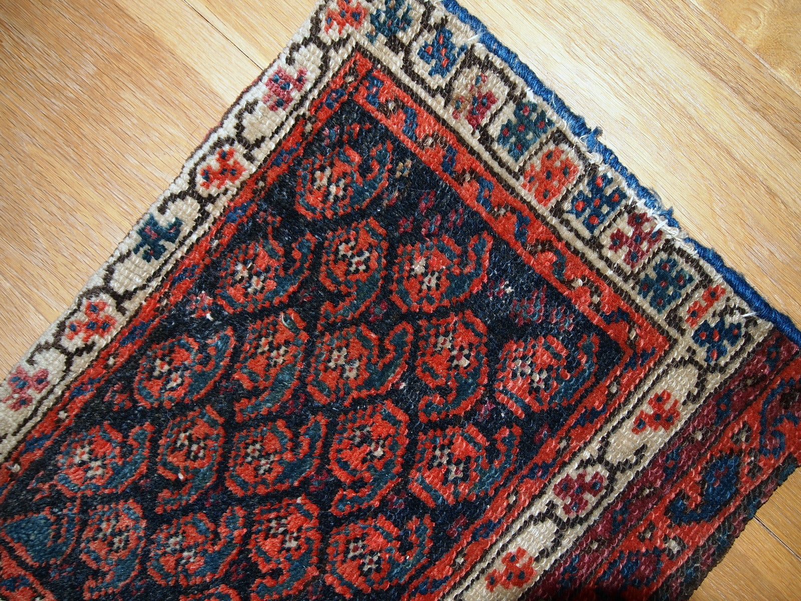 Hand made antique Malayer bag face in original good condition, the rug is from the beginning of 20th century.